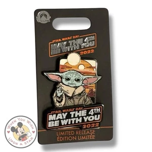 Disney Star Wars May The 4th Be With You 2022 Pin Baby Yoda mit 50th Guide Karte - Bild 1 von 2