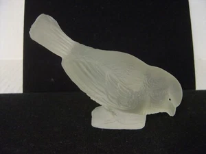 VINTAGE FROSTED TEXTURED GLASS BIRD FIGURINE - Picture 1 of 9