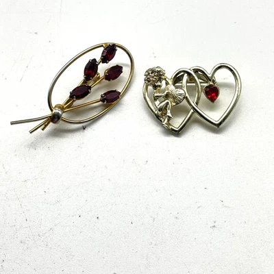 Lote 2 Broches Prendedores Tono Dorado Rojo Estrás Corazones Cupido Floral Ramo Ovalado Foto 1 de 4