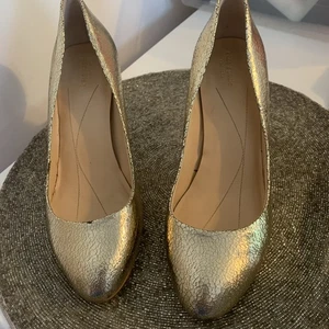 Kate Spade Karolina Gold Reptile Heels Size 9 Almond Toe Snakeskin Classic - Picture 1 of 8