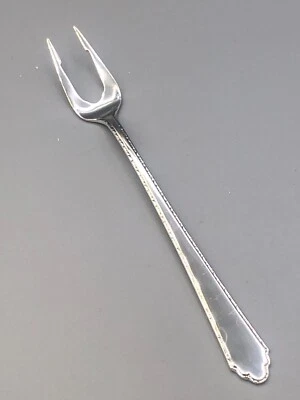 Tenedor William & Mary by Lunt plata esterlina oliva o pepinillo 5 5/8" Foto 1 de 4