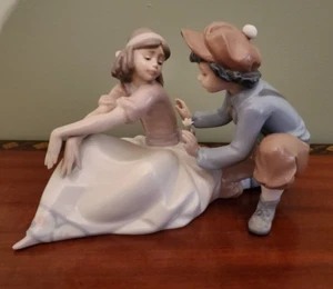 LLADRO PORCELAIN FIGURINE "FOR ME?" #5454 BOY GIVING GIRL A FLOWER- MINT - Picture 1 of 8