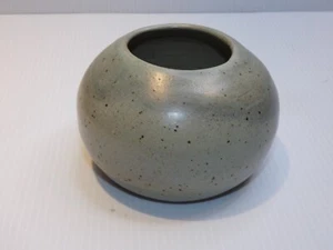 Jarrón en cuclillas de cerámica artística con diseño de motas, firmado por artista - Imagen 1 de 5