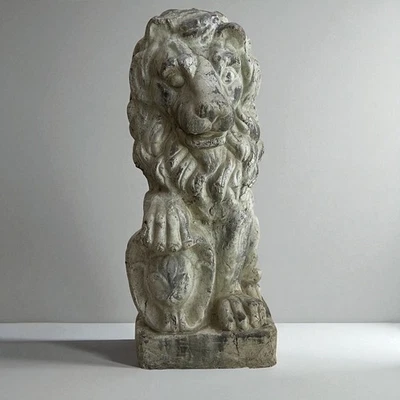Antica Scultura di Leone con Stemma Nobiliare Statua per casa XX secolo  - Immagine 1 di 4