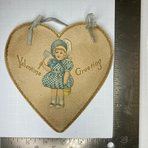 Tarjeta de felicitación troquelada victoriana de San Valentín niña vestido azul gorro corazón a cuadros - Imagen 1 de 2