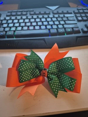 Lazo de pelo Halloween centro calabaza naranja y verde 6" con pasador Foto 1 de 4