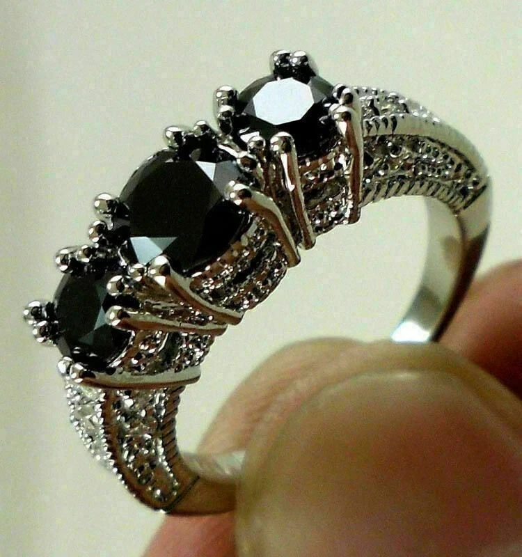 Anillo de compromiso de tres piedras de diamantes negros creado en laboratorio de 3 quilates en oro blanco de 14 k Foto 1 de 1