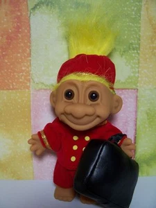 BELLHOP / BUS BOY / BELLBOY con MALETA - 5" Russ Troll - NUEVO EN BOLSA ORIGINAL - Imagen 1 de 7