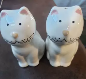 Vintage 1989 White Cozy Cats Salt Pepper Shakers Made in Brazil - Picture 1 of 3