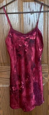 Атласная женская ночная рубашка California Dynasty средний размер ночная рубашка с цветочным кружевом темно-бордовая - Изображение 1 из 4