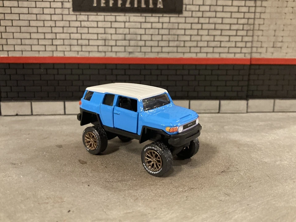 Camión Toyota FJ Cruiser elevado 4x4 1/64 diecast personalizado todo terreno 4x4 caja de cerillas Foto 1 de 4