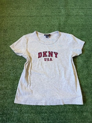 Camiseta De Colección Y2K DKNY Para Mujer M Linda Camiseta Deletrear Grunge Patinador Logo Foto 1 de 4