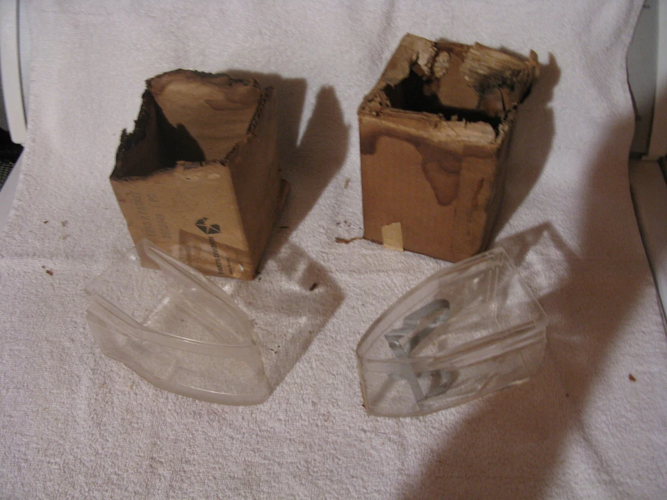 Lentes de abajures de canto NOS Mopar 1967 New Yorker - Imagem 1 de 1