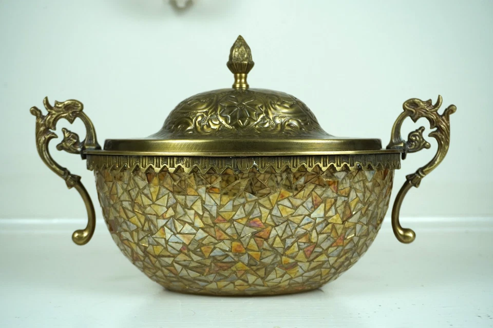 Tigela de vidro mozaico com tampa Maitland Smith com acabamento em latão - Imagem 1 de 4