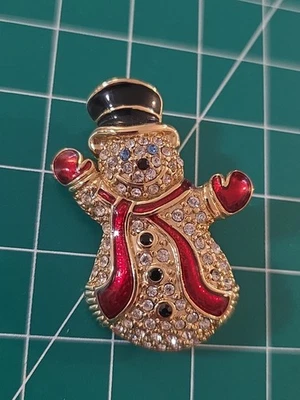 Broche prendedor muñeco de nieve con diamantes de imitación y esmalte tono dorado Monet Foto 1 de 4