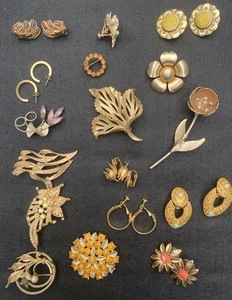 Schmuck Konvolut goldfarbene Brosche Ohrclips zum Anschrauben 25 Teile Vintage - Bild 1 von 6