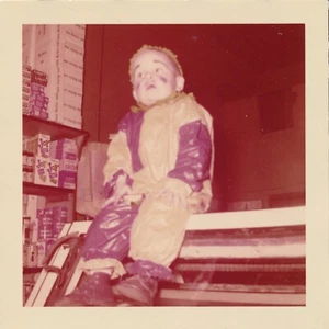 Instantánea Foto De Colección Bebé Niño Halloween Disfraz Payaso Comestibles Kodacolor - Imagen 1 de 6