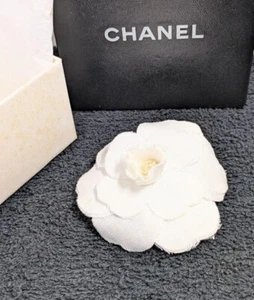 CHANEL Camellia Corsage Vintage Fabric Brooch White Used w/box From Japan - Picture 1 of 5