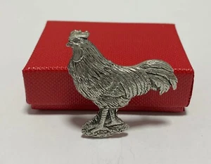 COCKEREL PELTRE PIN INSIGNIA BROCHE SOLAPA ROJO CAJA DE REGALO CUMPLEAÑOS NAVIDAD PÁJAROS - Imagen 1 de 4