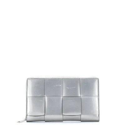 Cartera Bottega Veneta Cassette Cremallera Alrededor Maxi Intrecciato Patente Foto 1 de 4