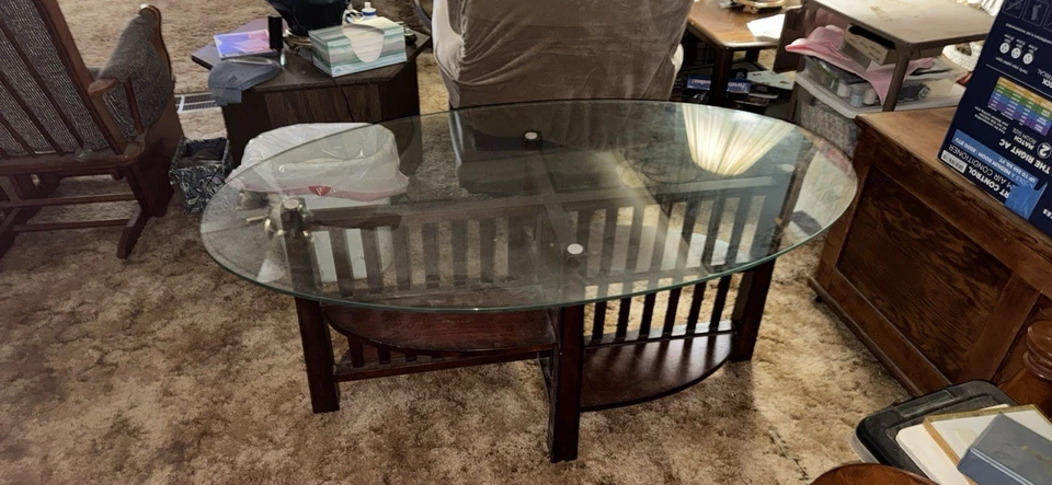 Mesa de centro con tapa de cristal ovalada Foto 1 de 1