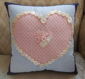 Herzkissen Handarbeit Vintage Knöpfe. 10 1/2" x 10 1/2" Neu - Bild 1 von 6