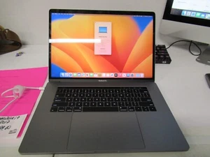 Apple MacBook Pro 15,4 Zoll, Touch Bar, Core i7, 16GB RAM, 256GB SSD, Space Grau - Bild 1 von 3