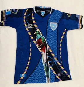 Erwachsene Herren Guatemala Fußball Trikot Umbro Größe Small Vogel Flagge Futbol - Bild 1 von 9