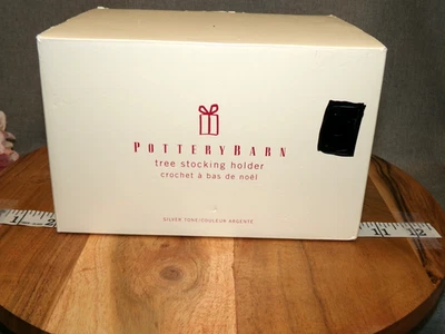 Porta medias árbol de Navidad Pottery Barn tono plata como nuevo en caja sin usar Foto 1 de 4