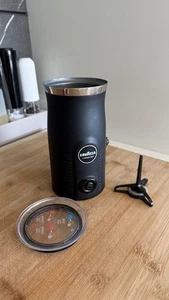 Lavazza A Modo Mio Montalatte Elettrico Milkeasy, Macchina Per Cappuccino, Nero - Imagen 1 de 4