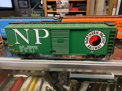LGB #45918 NORTHERN PACIFIC 40' BOX CAR  METAL WHEELS KNUCKLES FREE SHIP. - Image 1 of 4