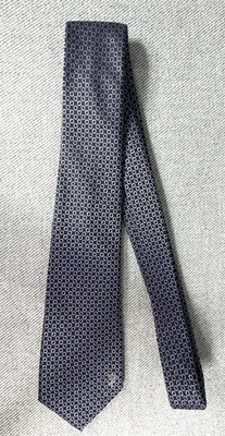 Coleção Versace Masculina 100% Seda Gravata Logotipo Medusa Azul Marinho Geométrico Feito na Itália - Imagem 1 de 4