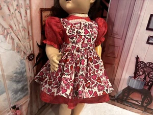 3-teiliges rotes Kleid Herz Schürze Set Puppenkleidung passt 22-23 Zoll frecher Lauflerner Pedigree - Bild 1 von 8