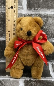 "Oso de peluche marrón vintage Neiman Marcus con lazo rojo soportes y asientos de 5"" de altura" - Imagen 1 de 6