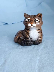 Gato atigrado jengibre sentado muy triste Artesania Rinconada usado en excelente estado - Imagen 1 de 8