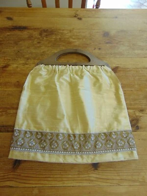 Bolso hecho a mano de plástico marrón con asa de seda dorada con encaje marrón forrado Foto 1 de 4