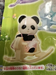 Sylvanian Families Cavallo in Legno e Bambino 2 - Baby Panda e Cavallo in Legno Giallo - Foto 1 di 4