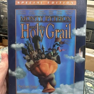 Monty Python and the Holy Grail Deluxe Widescreen Good Used Condtition DVD - Imagen 1 de 4