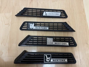 OEM Fiat X1/9 Bertone emblema lateral persiana ventilación cubierta par NEGRO finales de 1977-88 - Imagen 1 de 11