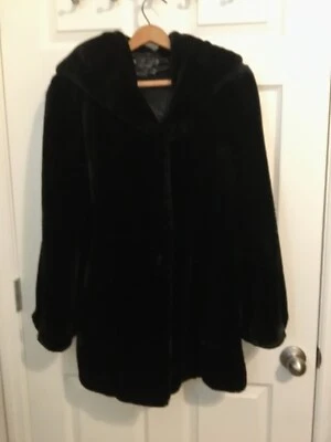 Jaqueta de pele com capuz preta fabulosa Nuage, ótimo estado, usada duas vezes - Imagem 1 de 3