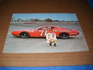 Postal vintage de carreras de Nascar 1971 Bobby Isaac #71 1971 K & K Dodge Charger  - Imagen 1 de 2