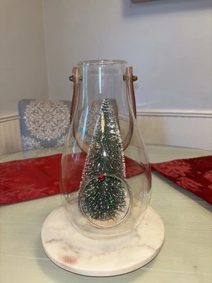 "Linterna de vidrio Pottery Barn Holmegaard de 10"" con mango de cuero marrón y apertura redonda" Foto 1 de 4