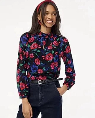 Blusa J Crew gola batida buraco na fechadura floral tamanho PM preta antiga colorida - Imagem 1 de 4