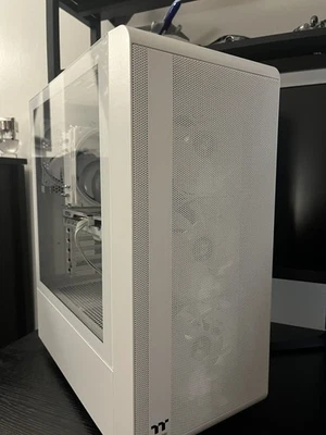 Desktop para jogos Thermaltake LCGS quartzo i1460 (Intel Core™ i5-14400F) RTX 5060 - Imagem 1 de 4