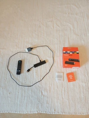 Amazon Fire TV Stick mit Alexa-Sprachfernbedienung (B07PVCVBN7) - Bild 1 von 3