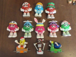 M&M's Konvolut - 8 Bonbonspender, 1 Topper, 2 Eisenbahnwaggons, insgesamt 11 Figuren - Bild 1 von 2