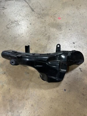 NUEVO 2012-2020 SUZUKI HAYABUSA GSX1300R OEM TUBO DE AIRE RAM DERECHO TUBO DE ADMISIÓN Foto 1 de 4