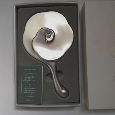 Espejo de mano Angela Cummings Shiseido Club Hanatsubaki 1997 Camellia Superiere Foto 1 de 4