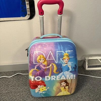 Equipaje vertical American Tourister Disney Princes Hard Shell Atrévete a soñar ¡Bonito! Foto 1 de 4