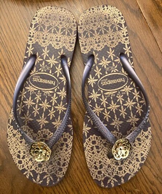 Precioso acento floral Havaianas de encaje delgado púrpura berenjena 39/40 EE. UU. 9/10 Foto 1 de 2